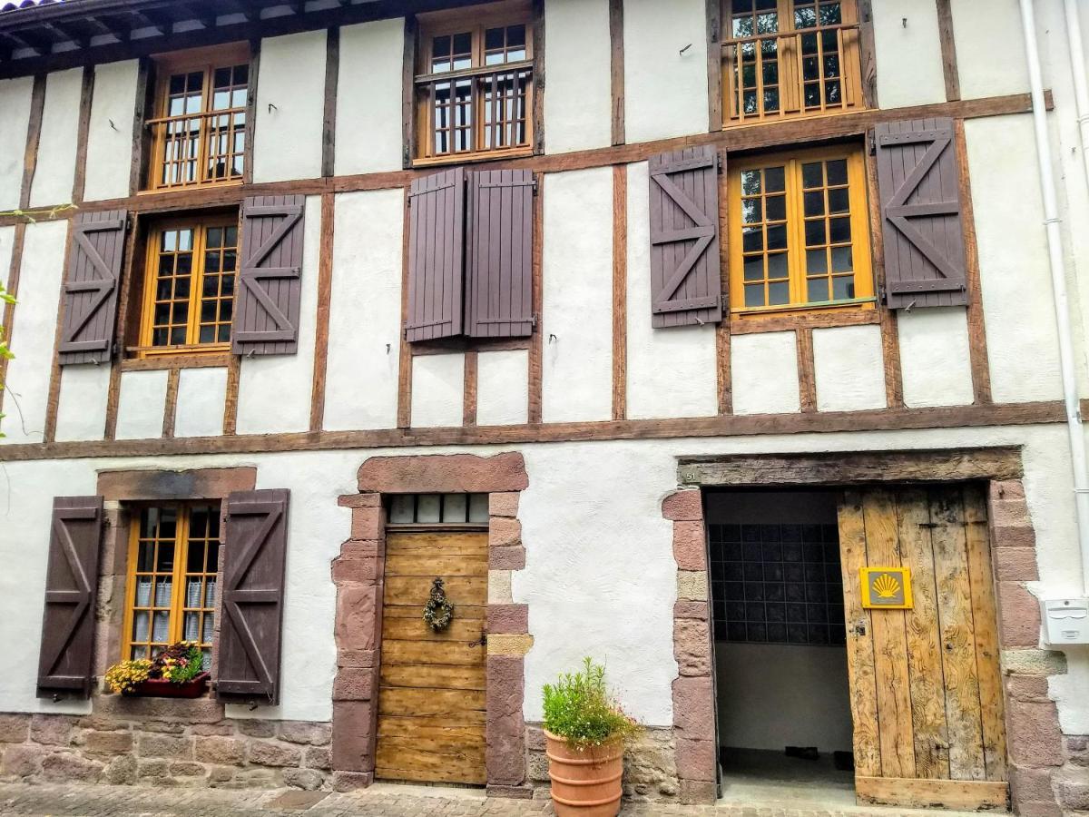 Gite De La Porte Saint Jacques: A Hostel For Pilgrims エクステリア 写真